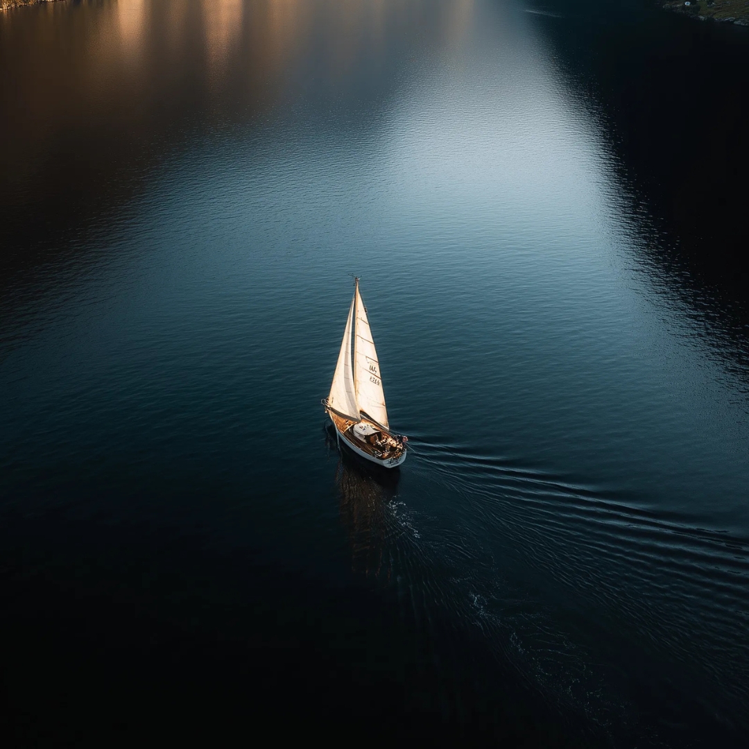 Voilier solitaire vu du ciel sur un lac calme
