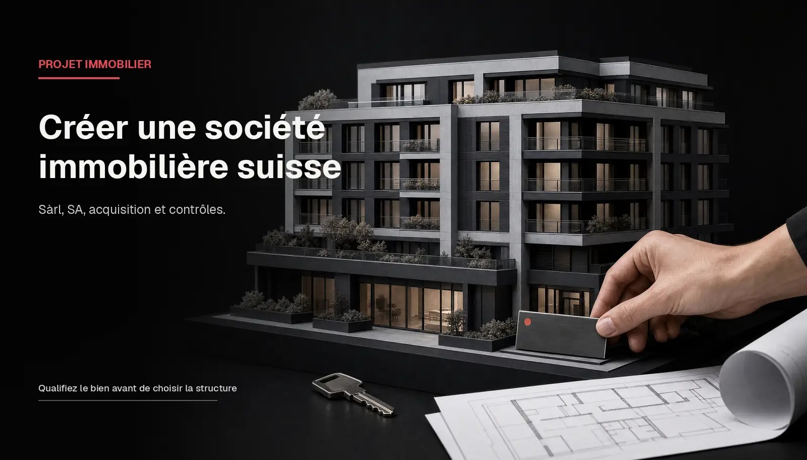 Maquette d’un immeuble avec clé, plan et plaque de propriété pour structurer une société immobilière suisse.
