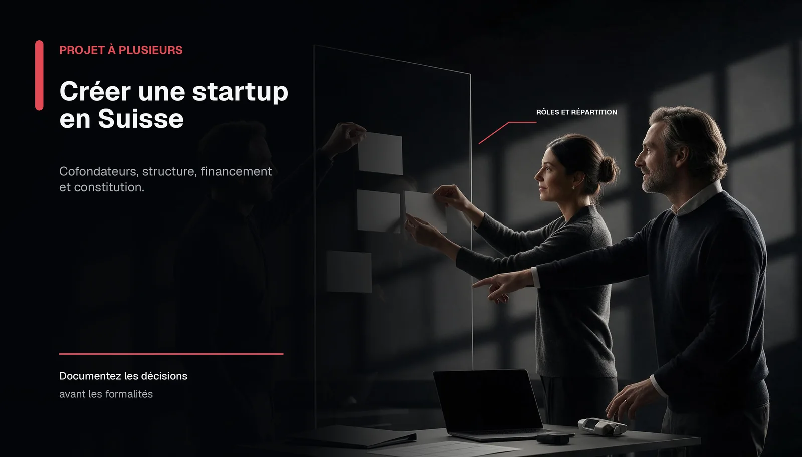Trois cofondateurs organisent rôles et répartition sur un mur de planification avant de constituer leur startup suisse.