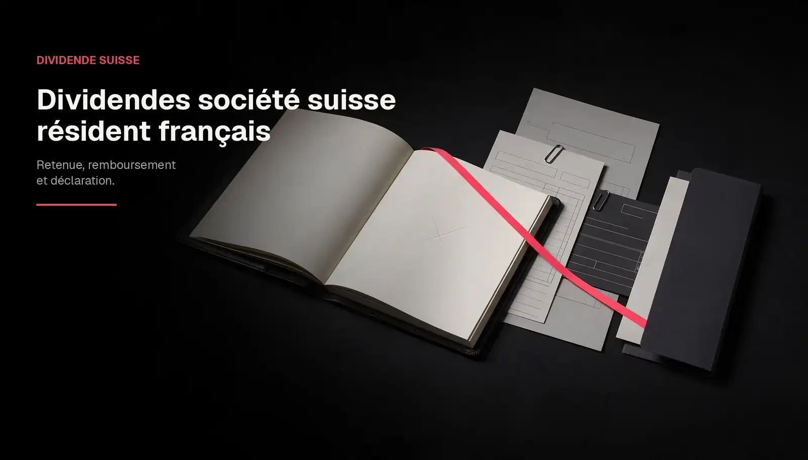 Registre, relevé bancaire et dossier fiscal reliés par un ruban rouge pour suivre un dividende de Suisse vers la France.