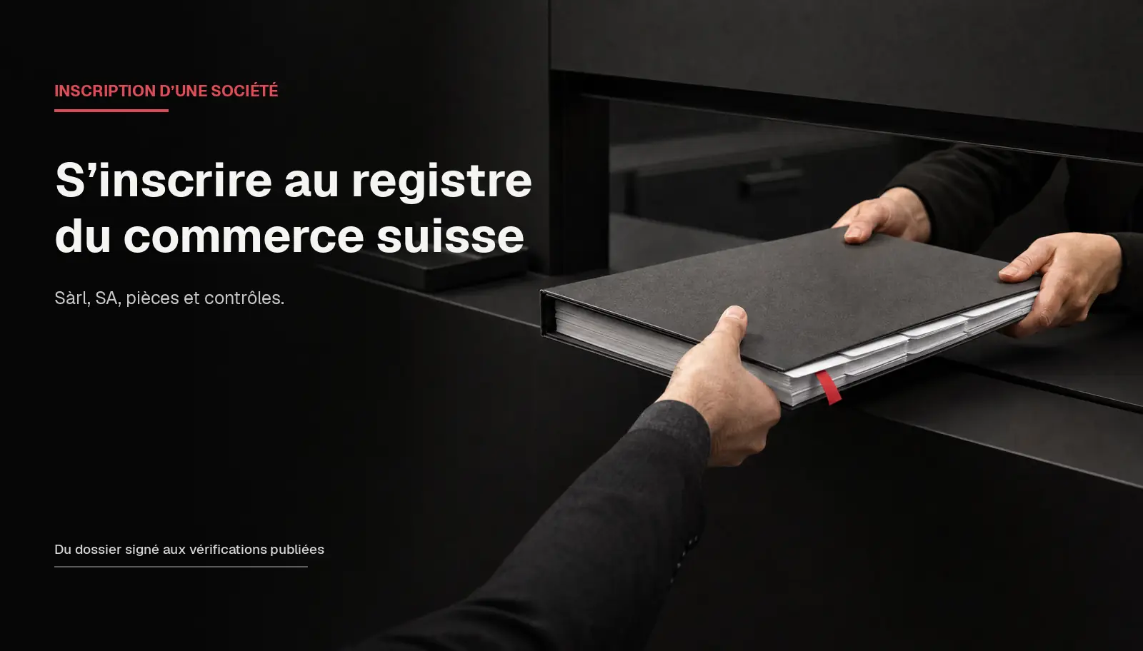 Deux personnes remettent un dossier au guichet du registre pour inscrire une société suisse.