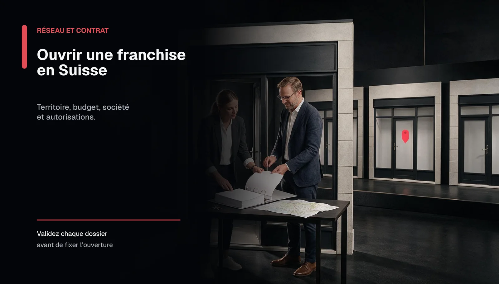 Deux professionnels relisent un contrat devant une rangée de points de vente avant l’ouverture d’une franchise.