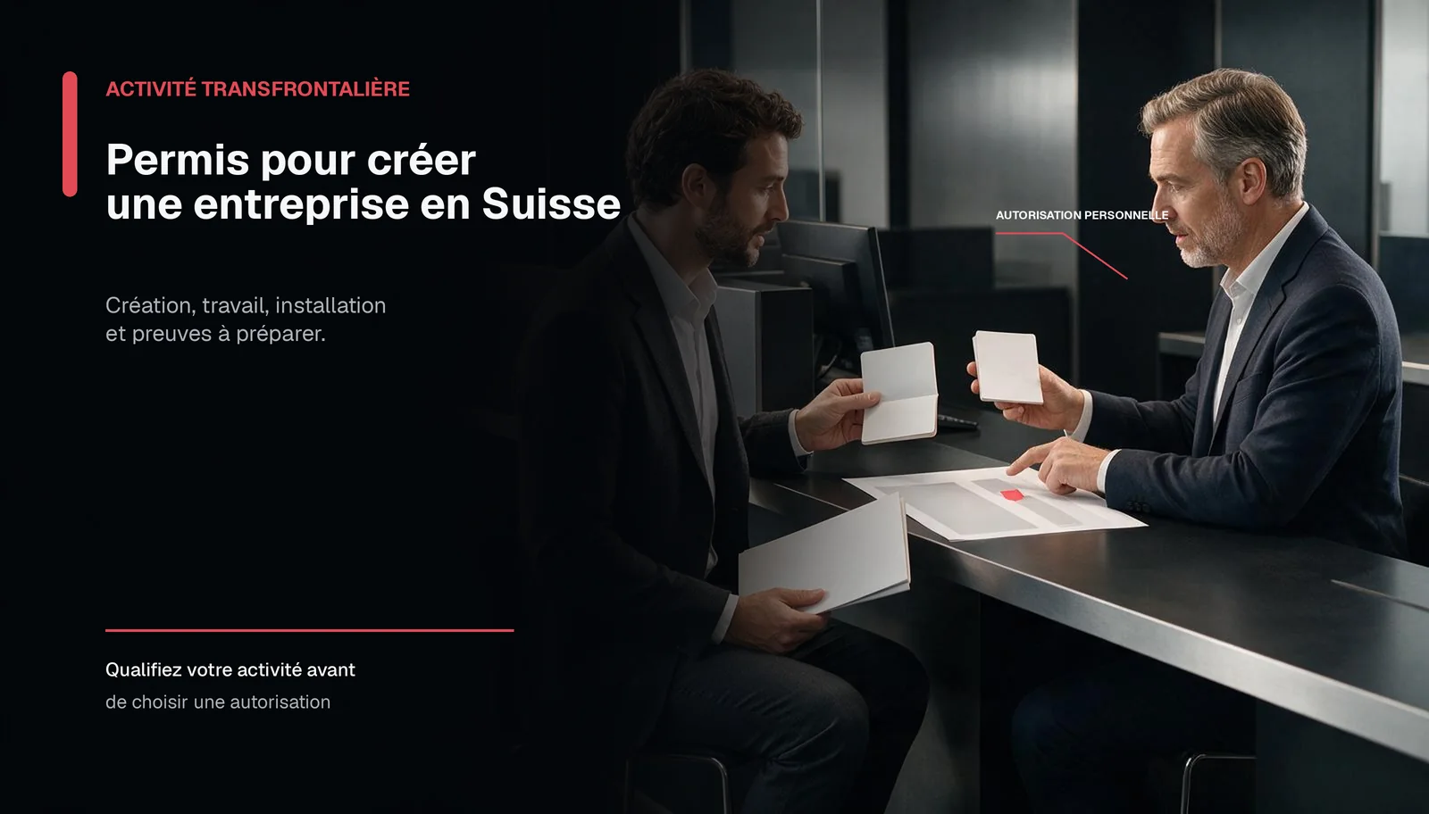 Un entrepreneur et un conseiller comparent des documents vierges lors d’une consultation sur une autorisation personnelle.
