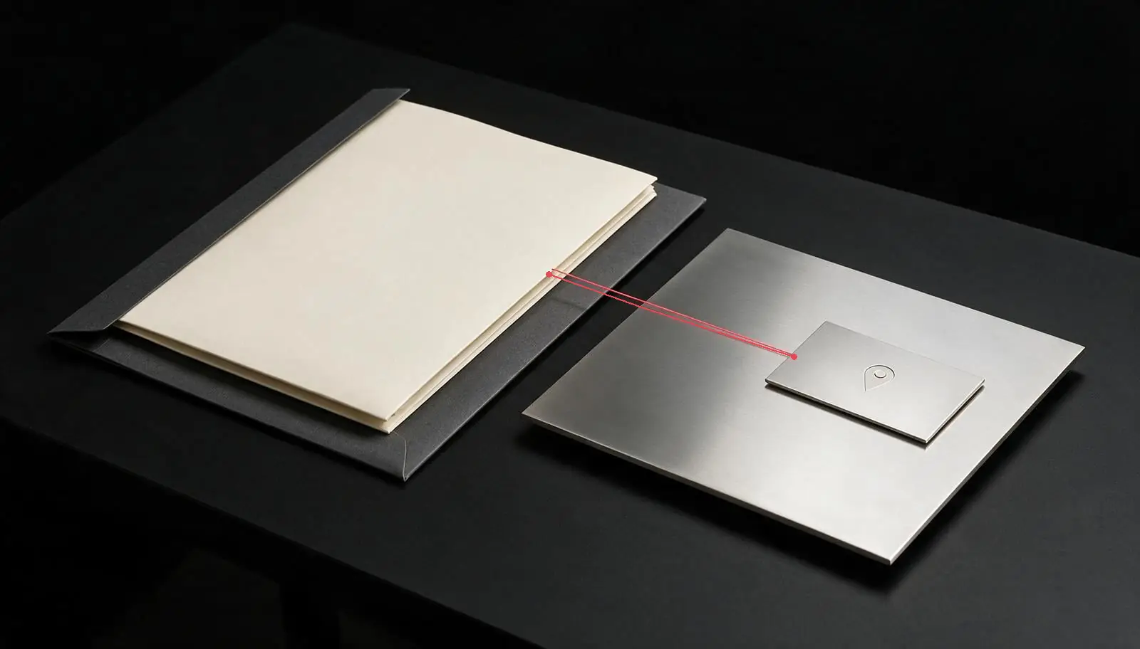 Dossier de société relié à une plaque d’adresse pour la domiciliation en Suisse